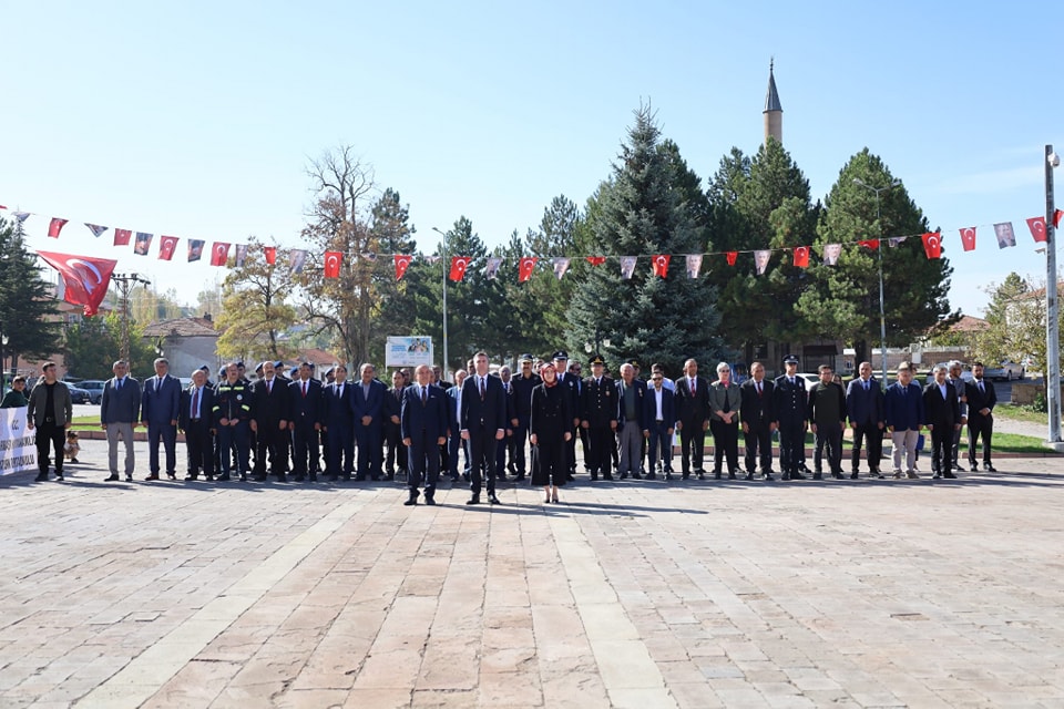 29 Ekim Cumhuriyet Bayramının 100. Yılı Kutlamaları Hükümet Meydanında Atatürk Anıtına çelenk sunumuyla başladı.